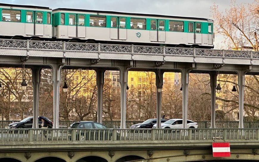 , Paris : rixe sanglante au couteau sur le pont Bir-Hakeim