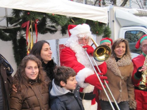 Deux personnalités, madame Khoury à droite, et le Père Noël...jpg