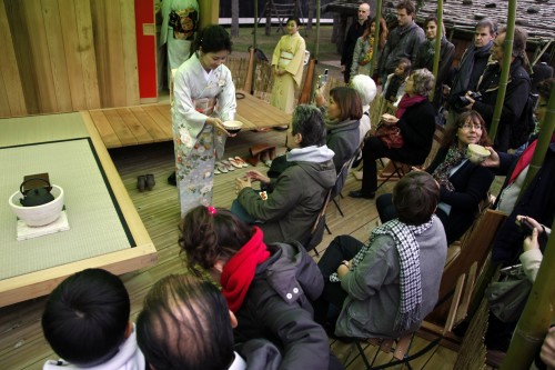 Cérémonie de thé dans la maison de thé de Charlotte perriand - Le Jardin Japonais au Jardin d'Acclimatation - du 7 avril au 8 mai 2012 -Photo Frédéric Grimaud.jpg
